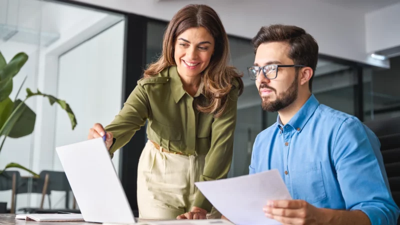 Gebruiker van BlueLemon24 helpt een collega met het financieel proces binnen de systemen van BlueLemon24