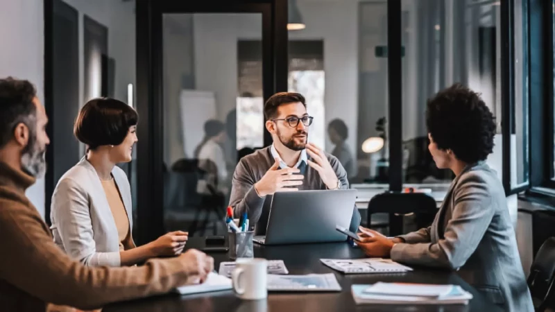 Consultant van BlueLemon24 is in gesprek met drie klanten die willen werken met de efficiënte software van BlueLemon24 via automatiseringen jouw werk makkelijker maakt.