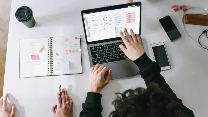 Gebruiker werkt met het flexibele CRM systeem van BlueLemon24